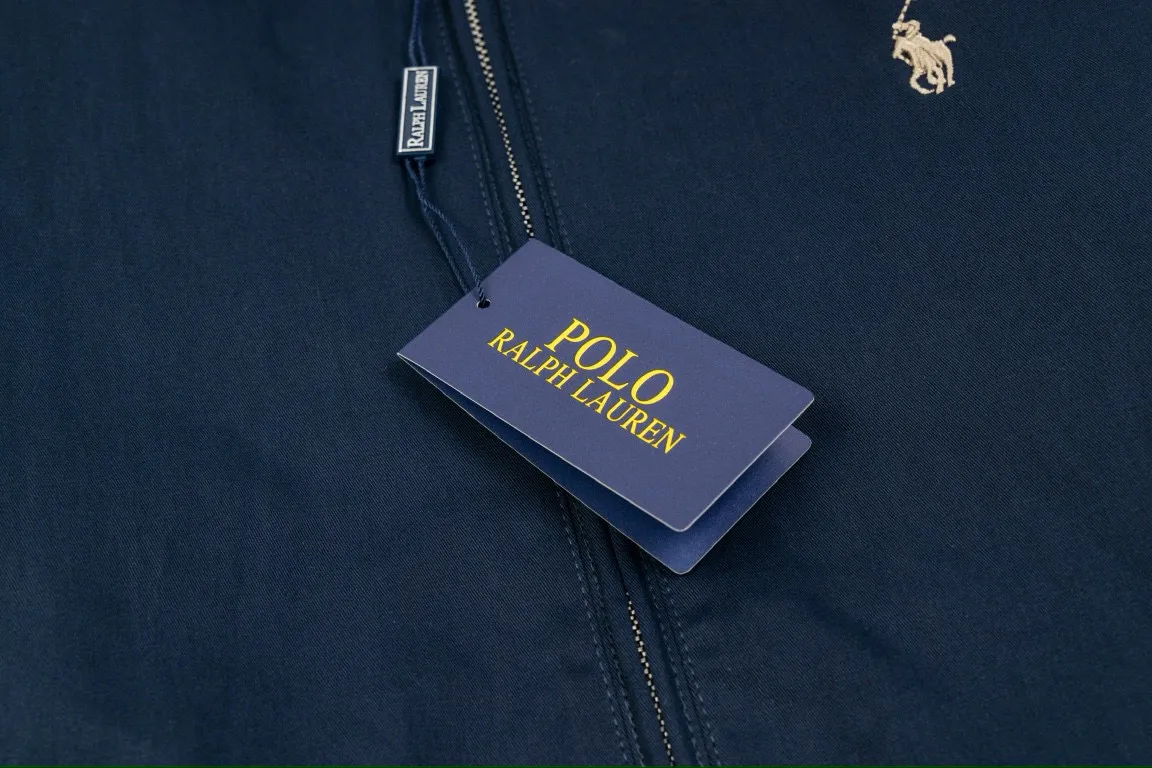 P300 model number: G317 Ralph Lauren's new 24ss classic embroidered logo lapel executive zipper jacket for both men and women. 1️⃣Selected from high-quality original developed pure cotton fabric, with customized plaid lining inside, the overall wear effect is very soft and comfortable. 2️⃣The workmanship details are perfectly controlled, with exquisite small logo embroidery on the chest, and the unique design style of splicing technology is used on the dropped shoulders to highlight your personality! The version is simple but not simple! 3️⃣ Complete with tag accessories, unisex design, and a very versatile jacket for men and women!  Color: black, navy blue, khaki Size: S, M, L, XL